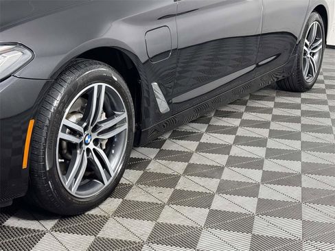 Used 2021 BMW 530e xDrive w/ Premium Package image 12