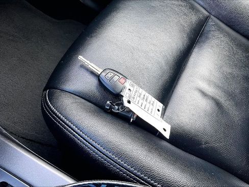 Used 2018 Toyota RAV4 LE image 14