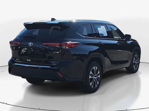 Used 2022 Toyota Highlander XLE image 5