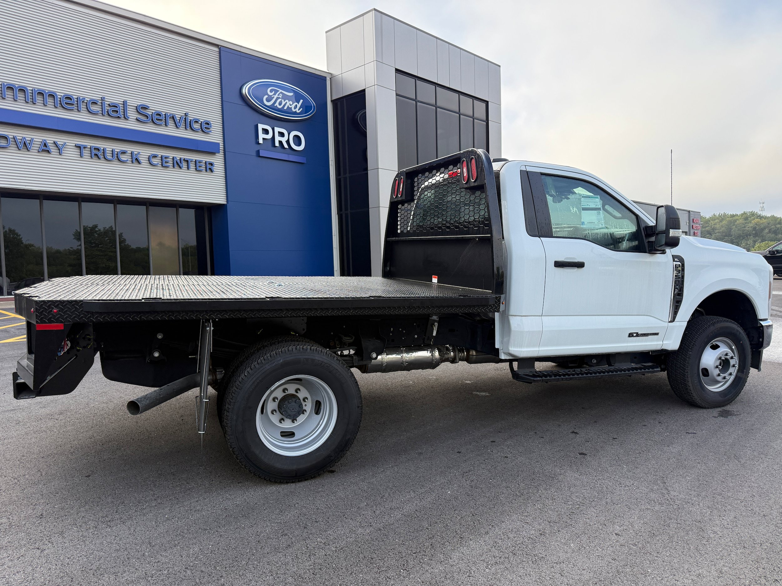 New 2025 Ford F350 4x4 Regular Cab DRW Super Duty image 9
