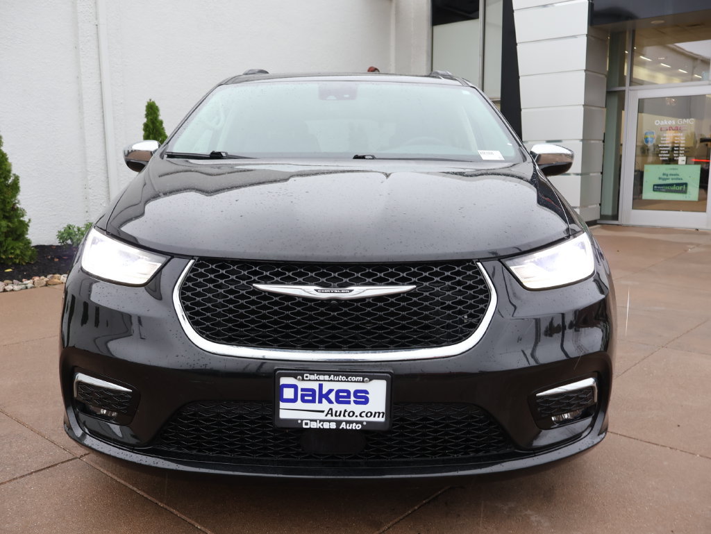 Used 2023 Chrysler Pacifica Limited FWD image 3
