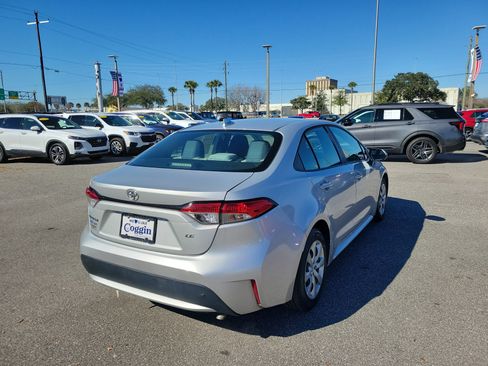 Used 2021 Toyota Corolla LE image 3