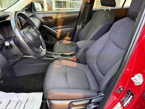 Used 2022 Toyota Corolla Cross LE w/ Moonroof Package image 16