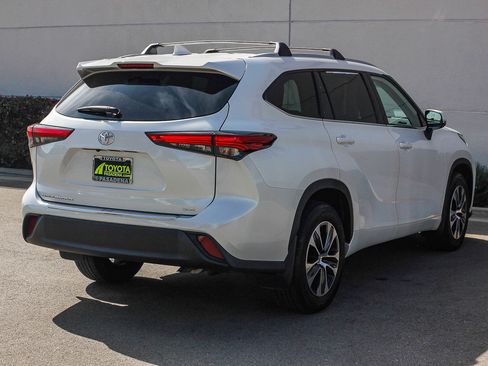 Used 2022 Toyota Highlander XLE image 6