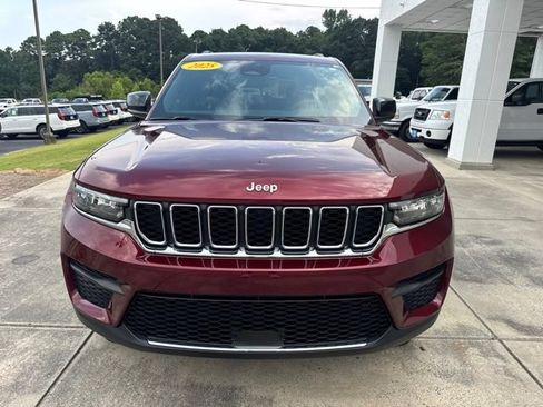 Used 2025 Jeep Grand Cherokee Laredo RWD image 2