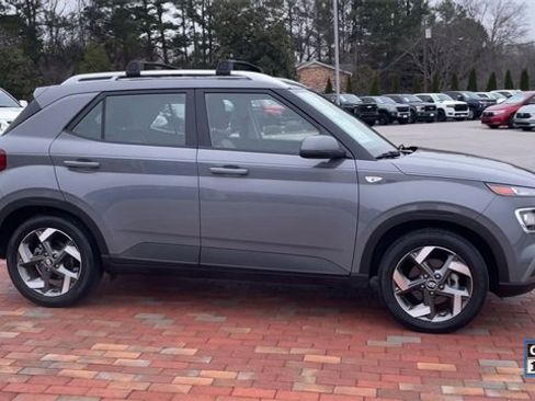 Used 2023 Hyundai Venue SEL image 4
