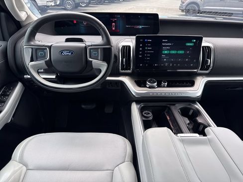 Used 2025 Ford Expedition Platinum w/ Driver's Package AWD/4WD image 23