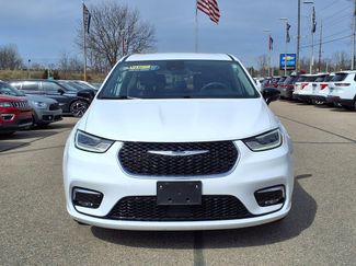 Used 2024 Chrysler Pacifica Touring-L video 2