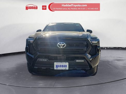 Used 2025 Toyota Tacoma SR5 AWD/4WD image 9