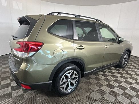 Used 2023 Subaru Forester Premium AWD/4WD image 3