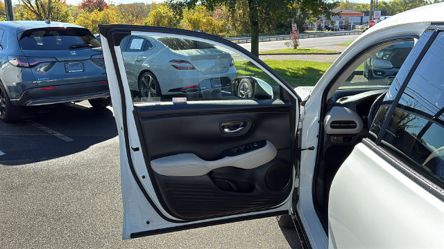 Used 2025 Honda HR-V EX-L image 8