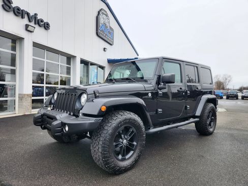 Used 2017 Jeep Wrangler Unlimited Sahara AWD/4WD image 6