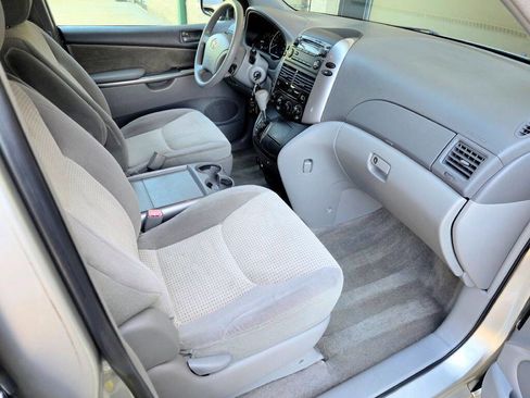 Used 2010 Toyota Sienna LE FWD image 19