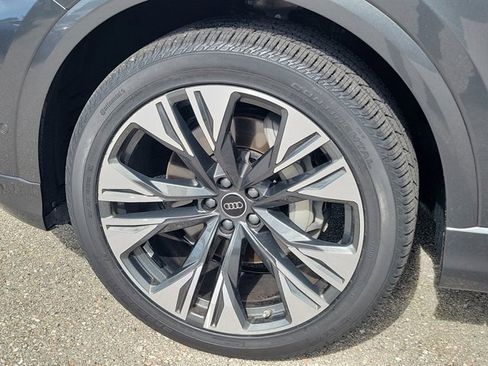 Certified 2025 Audi Q8 Premium Plus image 9