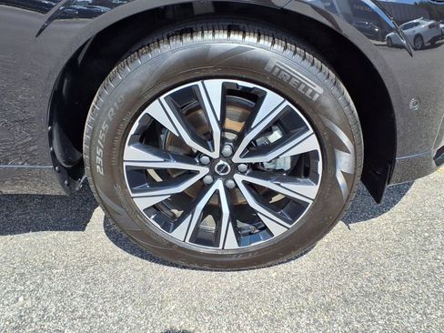 Used 2024 Volvo XC60 B5 Plus image 11