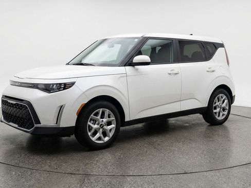 Used 2025 Kia Soul LX w/ LX Technology Package image 3
