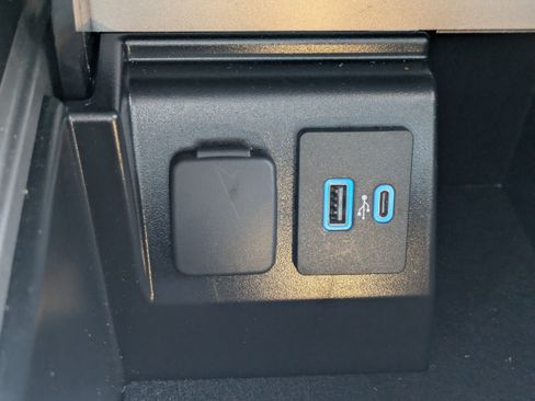 Used 2023 Ford Explorer XLT w/ Equipment Group 202A AWD/4WD image 31