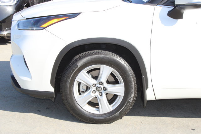 Used 2021 Toyota Highlander LE FWD image 4