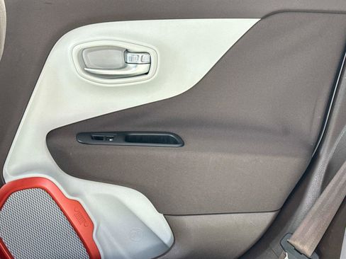 Used 2017 Jeep Renegade Latitude FWD image 14