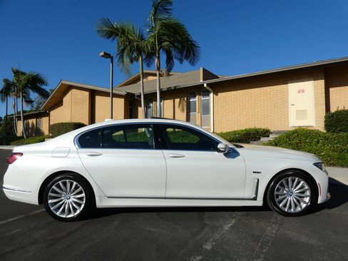 Used 2022 BMW 745e xDrive image 7