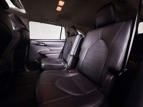 Certified 2024 Toyota Highlander XLE AWD/4WD image 22