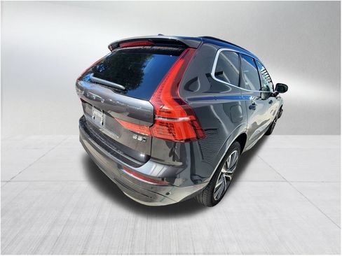 Certified 2022 Volvo XC60 B5 Momentum image 5