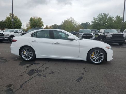 Used 2017 Alfa Romeo Giulia Base image 1