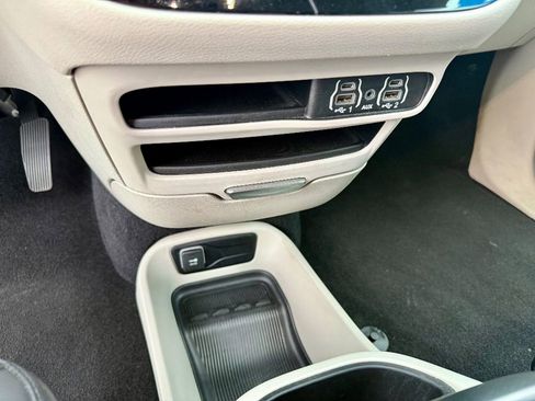 Used 2023 Chrysler Pacifica Touring-L image 22