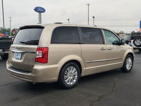 Used 2014 Chrysler Town & Country Limited w/ Luxury Group FWD image 4
