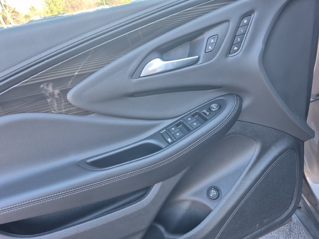 Used 2019 Buick Envision Essence FWD image 20