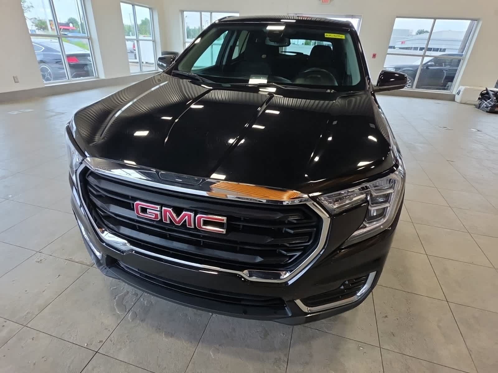 Used 2023 GMC Terrain SLE FWD image 2