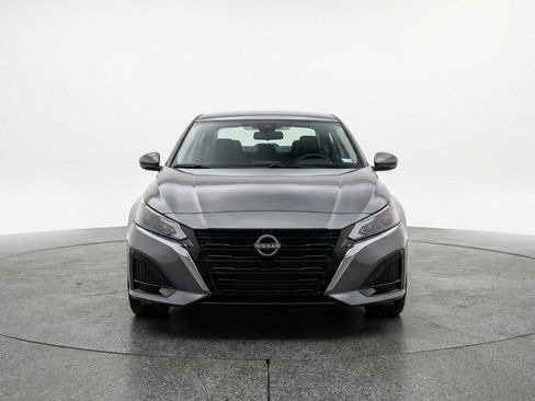 Used 2025 Nissan Altima 2.5 SV image 2