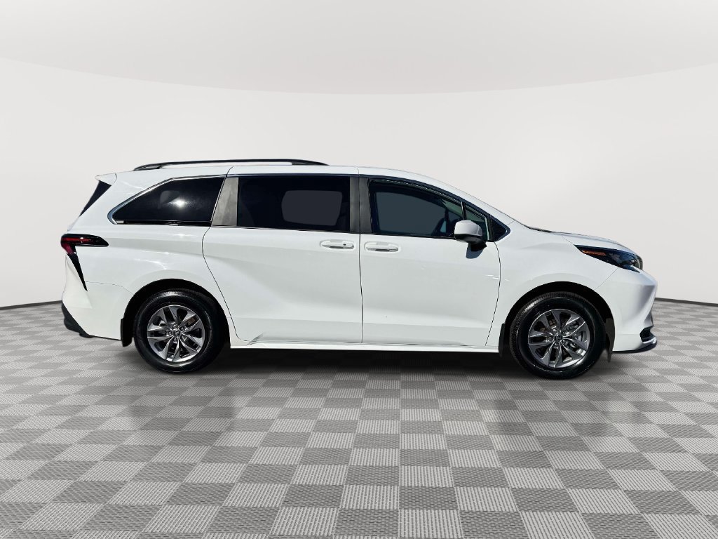 Used 2025 Toyota Sienna LE w/ LE Plus Package AWD/4WD image 8