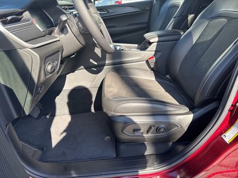 New 2025 Jeep Grand Cherokee Altitude image 24