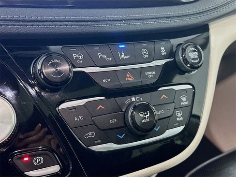 Used 2018 Chrysler Pacifica Limited w/ Tire & Wheel Group image 18