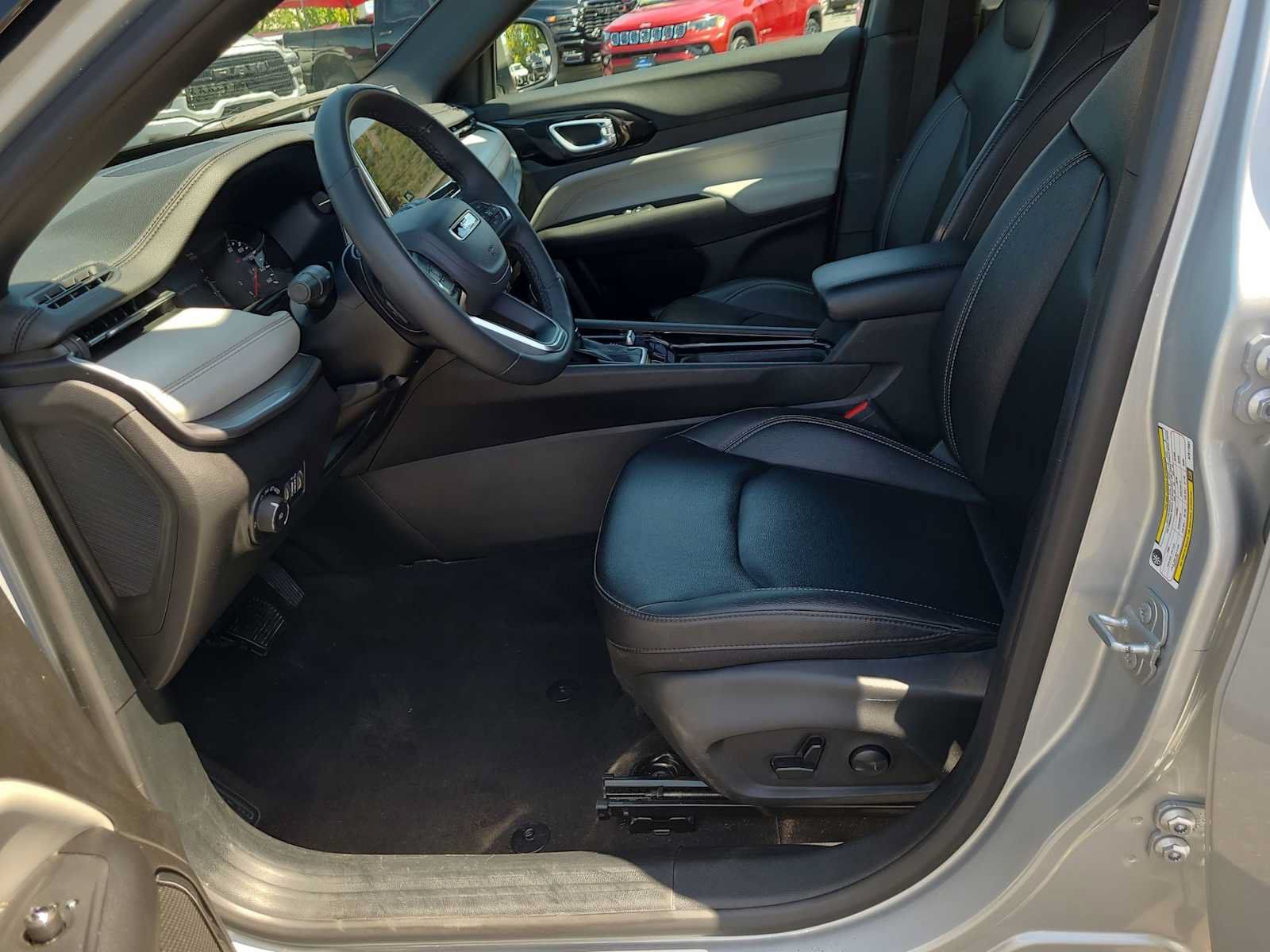 Used 2025 Jeep Compass Limited AWD/4WD image 19
