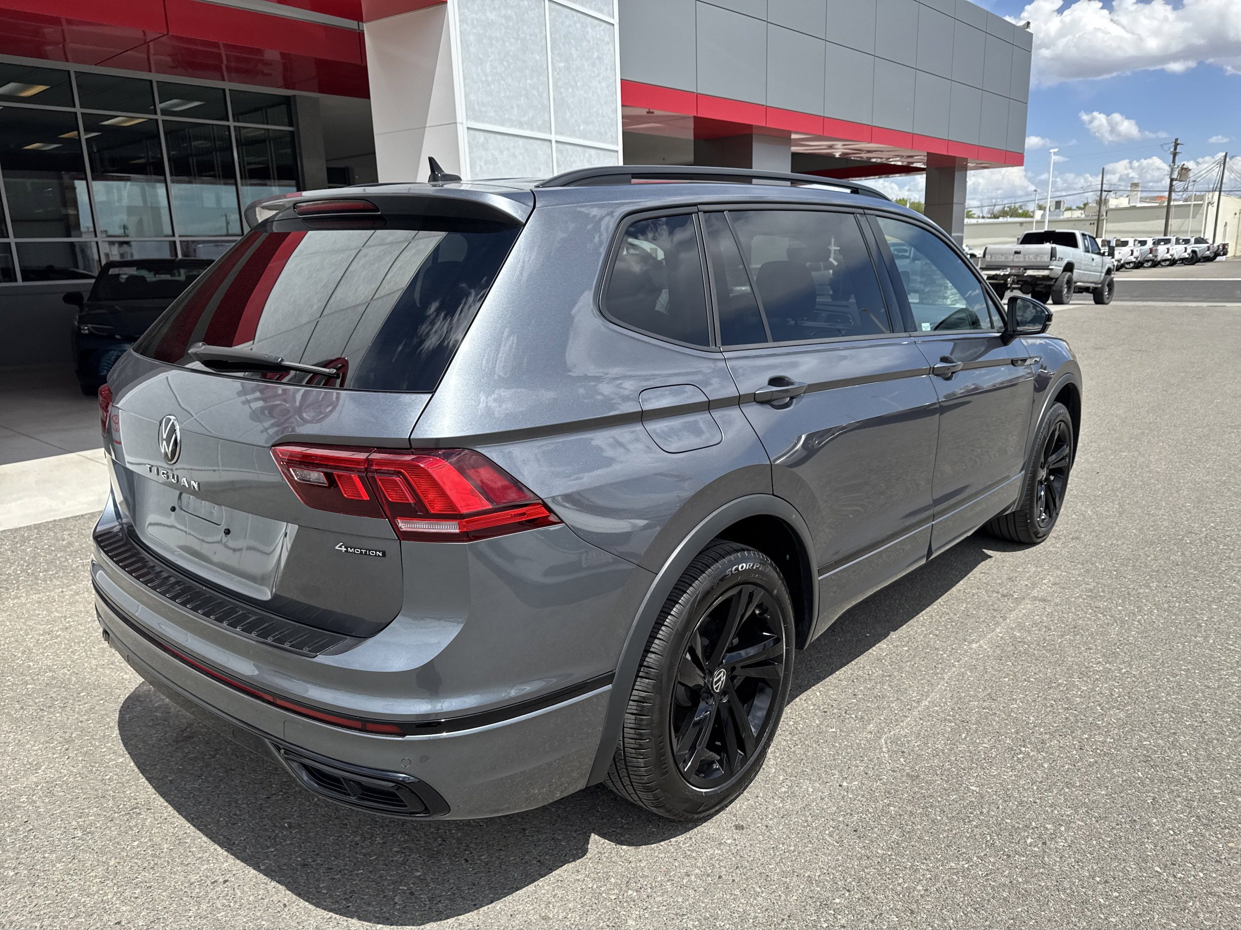 Used 2024 Volkswagen Tiguan SE R-Line AWD/4WD image 4