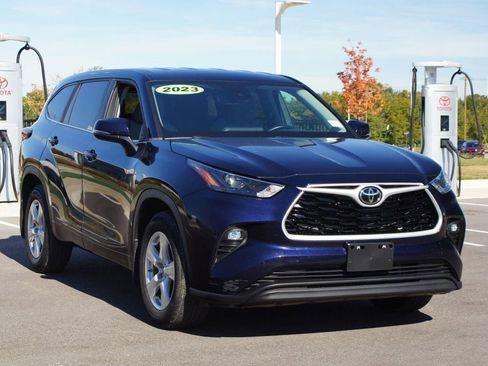 Used 2023 Toyota Highlander LE image 2