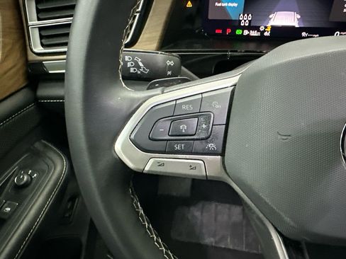 Used 2025 Volkswagen Atlas SE image 27