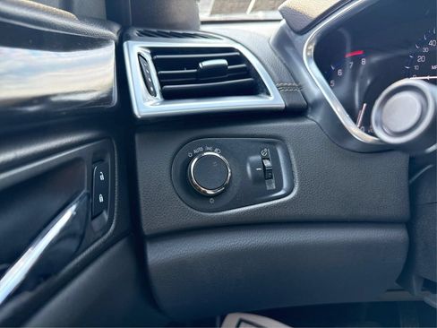 Used 2015 Cadillac SRX Luxury w/ Driver Awareness Package AWD/4WD image 18