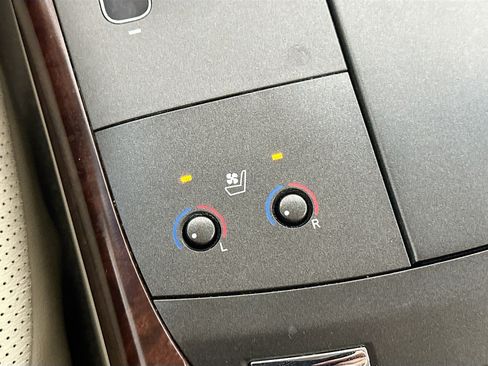 Used 2012 Toyota Avalon Limited image 25