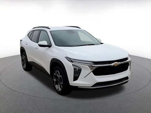 Used 2025 Chevrolet Trax LT w/ LT Convenience Package FWD image 3
