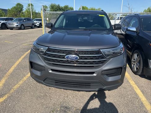 Used 2023 Ford Explorer XLT AWD/4WD image 3