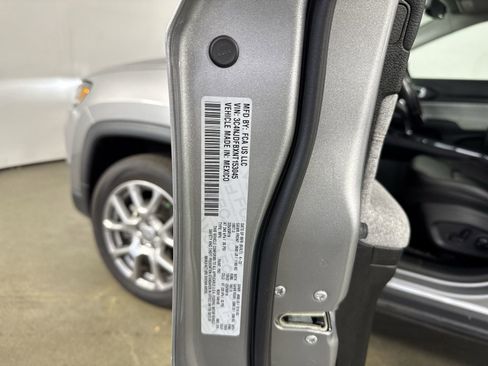 Used 2022 Jeep Compass Latitude image 36