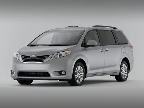 Used 2012 Toyota Sienna LE w/ Towing Pkg image 1