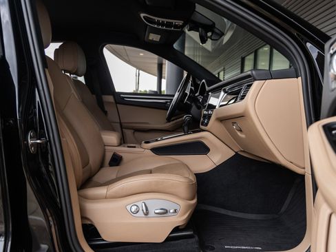 Certified 2024 Porsche Macan AWD/4WD image 40