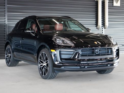Certified 2025 Porsche Macan image 7