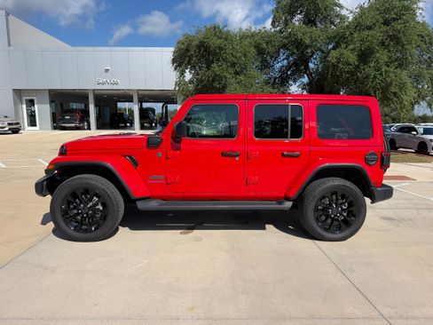 Used 2025 Jeep Wrangler Unlimited Sahara AWD/4WD image 3