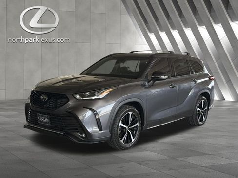 Used 2022 Toyota Highlander XSE FWD image 3