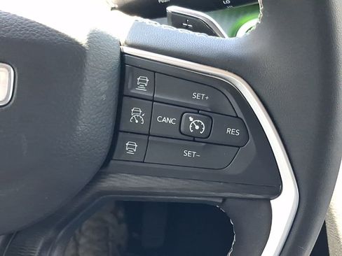 Used 2023 Jeep Grand Cherokee Laredo image 27